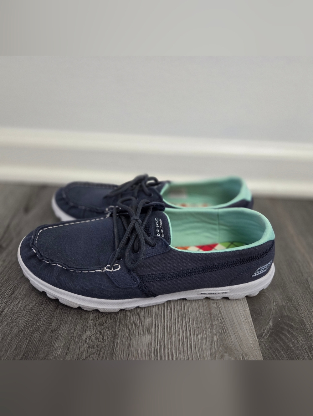 Women’s Skechers Deck Shoes 9.5 On the Go Goga Mat Memory Foam Navy Blue